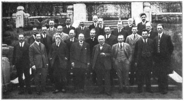 Die Teilnehmer und Gäste des III. Internationales Schachmeisterturnier in Karlsbad, 1923